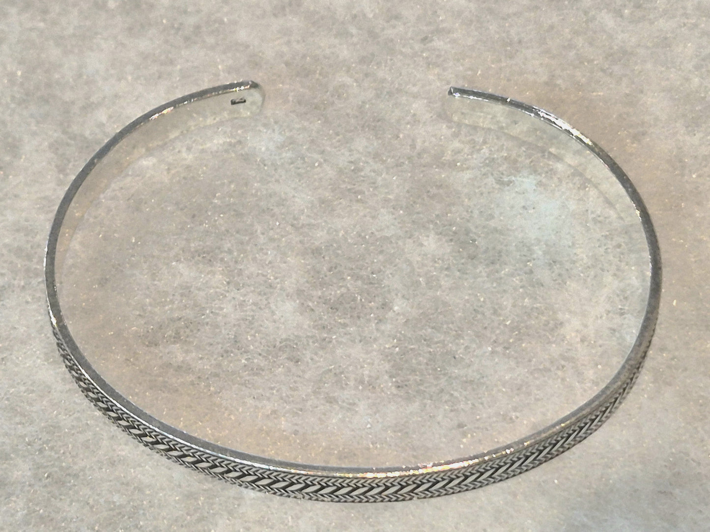 Oxidised detailing press down bangle