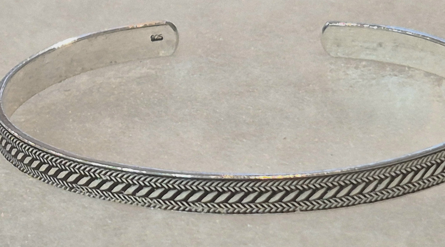 Oxidised detailing press down bangle