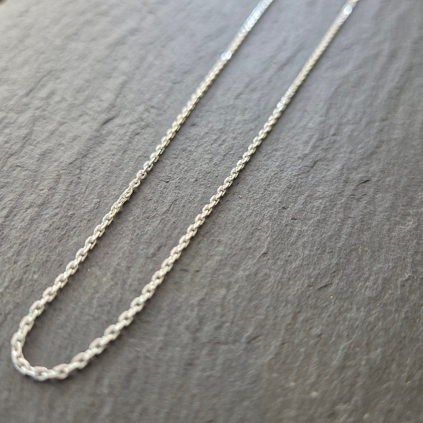 Flat edged cable chain