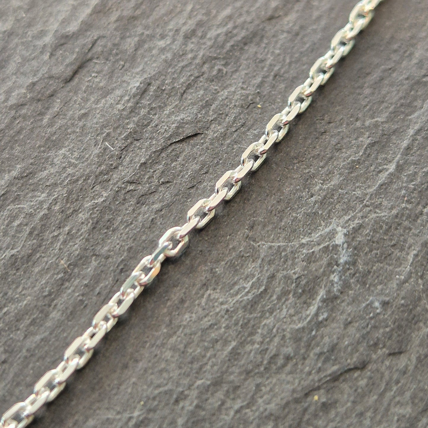 Flat edged cable chain