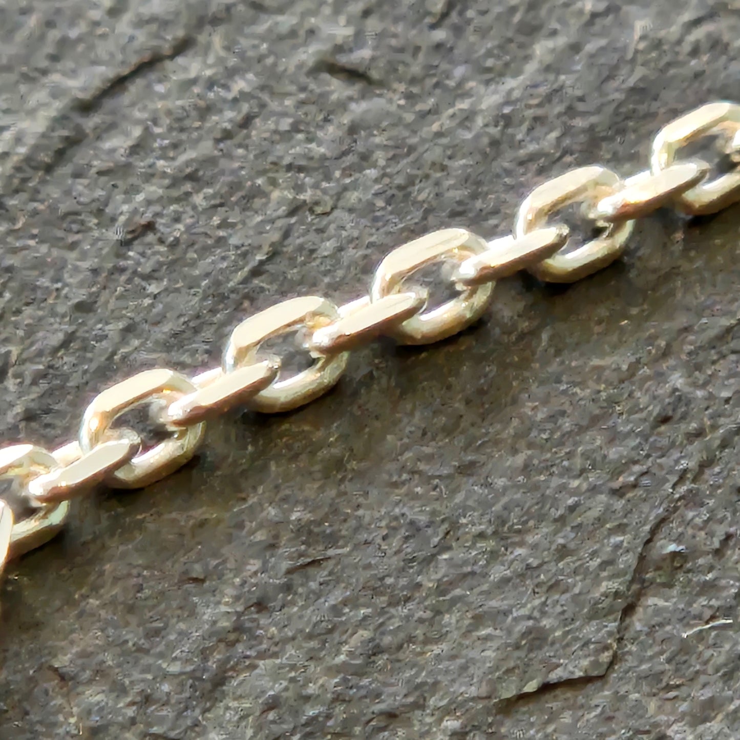 Flat edged cable chain