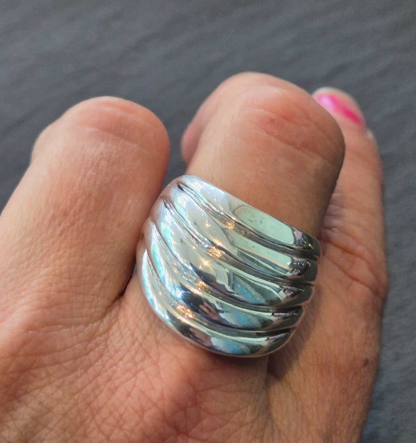 Chunky curve ring