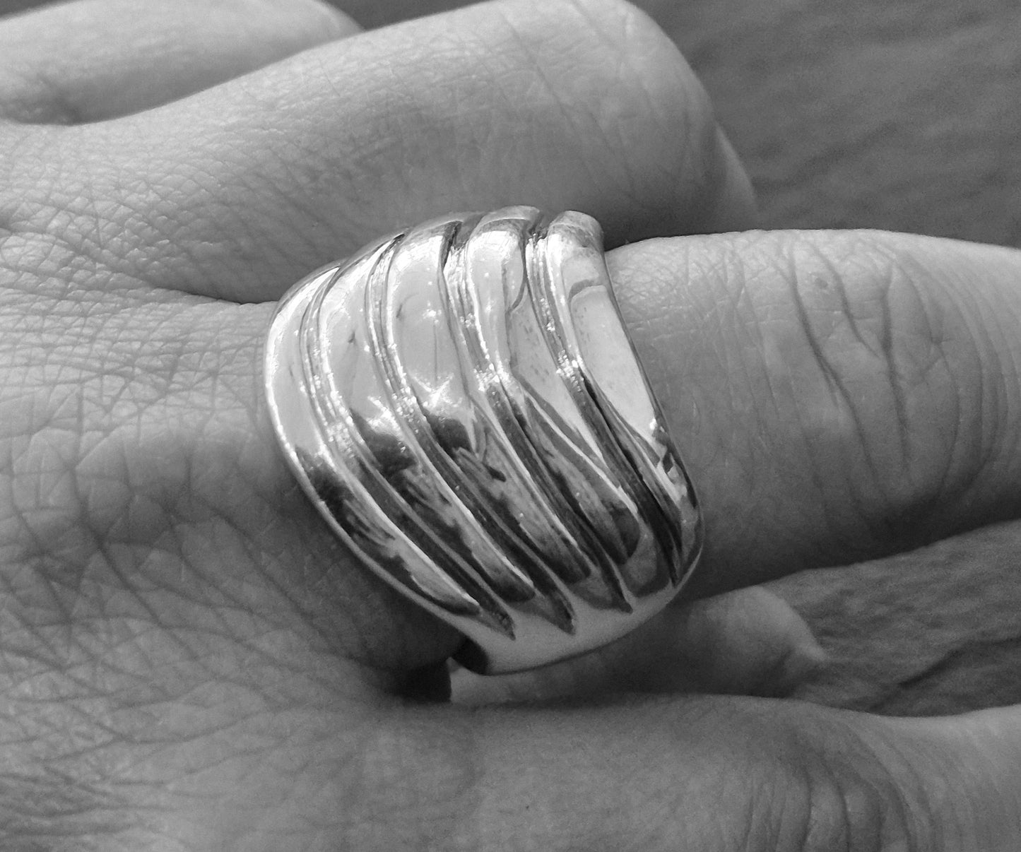 Chunky curve ring